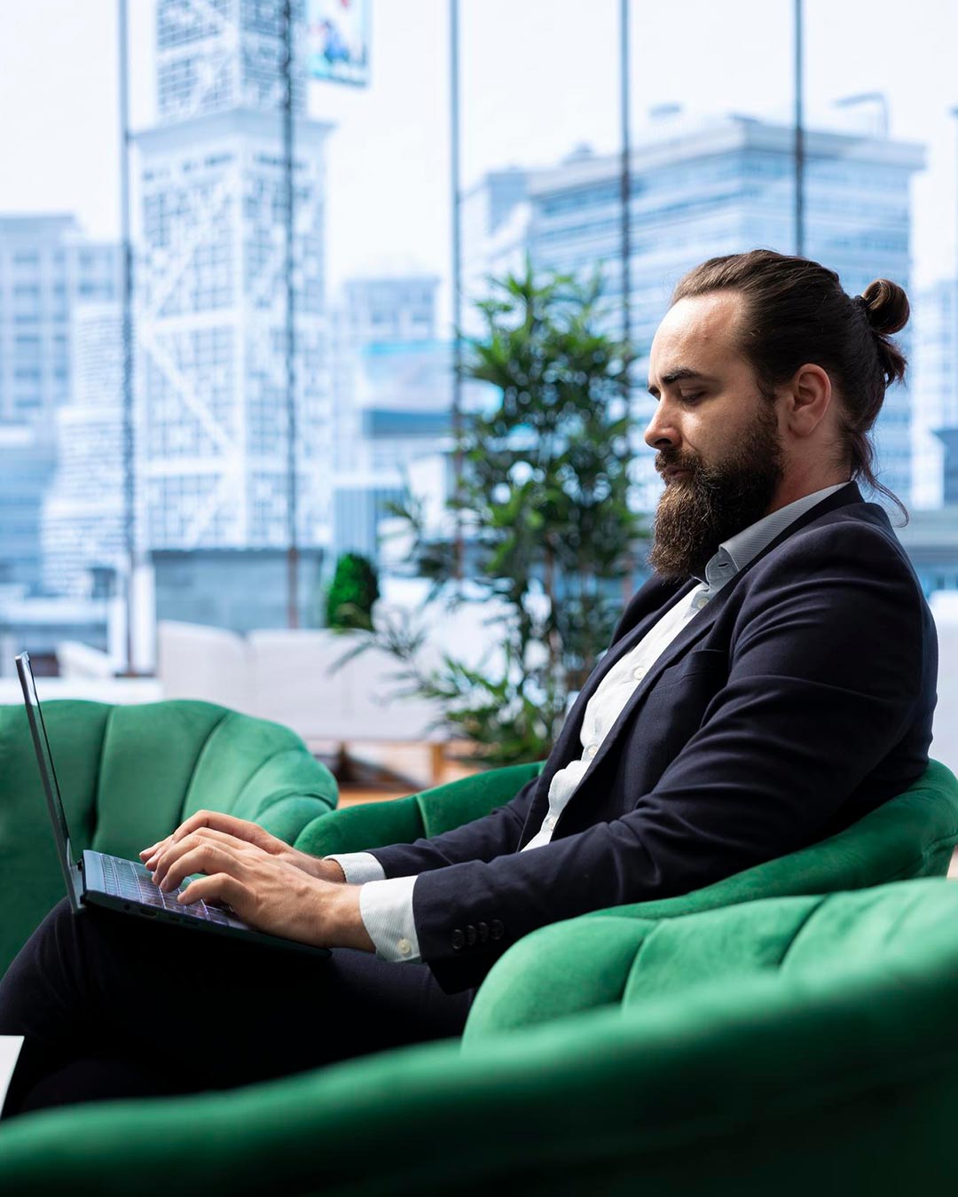 Profesionales realizando intermediación comercial entre empresas